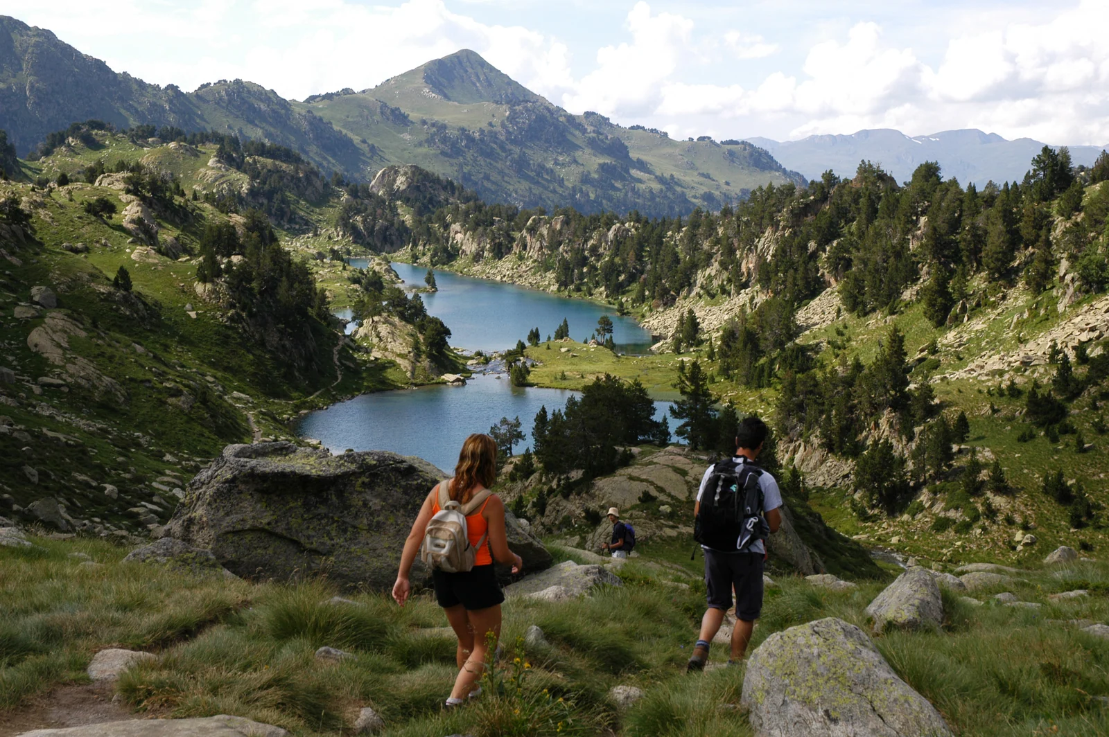 Senderistas contemplan varios lagos de montaña en Colomèrs